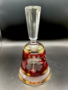 Cranberry Blumenmuster Glocke mit goldfarbenem Rand 5 1/2 cm hoch transparent. - Bild 1 von 10