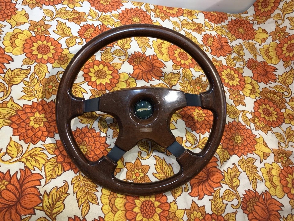 Volante Madera Momo 9-87 Jaguar Buje y emblema Hecho en Italia De Colección OEM Foto 1 de 4