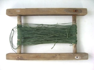 Carrete de pesca manual grande de madera primitiva vintage de 14" de largo con línea - Imagen 1 de 5
