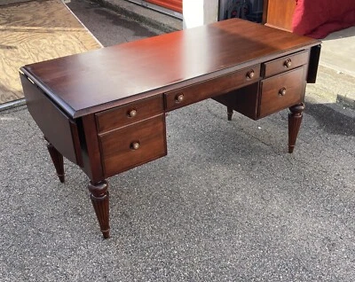 Hermoso escritorio de madera maciza Ethan Allen British Classics de Estate Foto 1 de 4