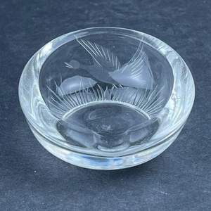Cenicero de vidrio transparente inclinado grabado gansos voladores cigarros MCM - Imagen 1 de 10