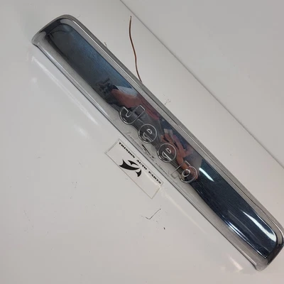 Оригинальный серебристый молдинг для номерного знака заднего люка Jeep Grand Wagneer 1974-1991 годов выпуска - Изображение 1 из 4