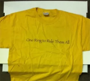 EL SEÑOR DE LOS ANILLOS - Un anillo para gobernarlos a todos (CAMISETA DORADA) MEDIO PROMOCIONAL - Imagen 1 de 4