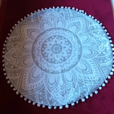 Funda de Almohada Redonda 24", Borde Pom Pom Blanco y Plata Foto 1 de 4