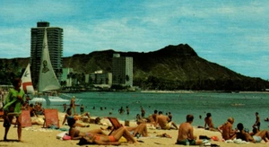 Postkarte Waikiki Strandszene Diamant Kopf Schwimmer Sonne Baden Frauen Männer Hawaii - Bild 1 von 4