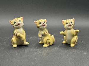 3er Set Keramik Kätzchen gelb gestreift Figur(en) Vintage Kitsch Tabby - Bild 1 von 13