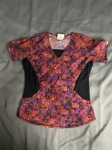 Blusa Médica Uniform Advantage UA Talla M Panel Lateral Elástico Rojo Púrpura Floral  - Imagen 1 de 7