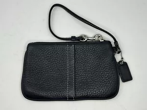 Coach kleine schwarze Clutch aus genarbtem Leder mit Reißverschluss und Anhänger - Bild 1 von 10