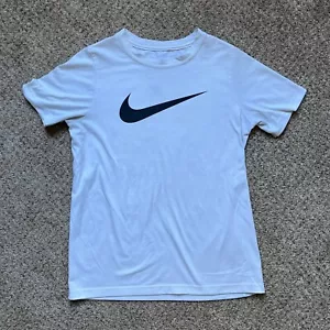 Nike Camicia Ragazzo Media Bianca Nera Dri Fit Swoosh Allenamento Casual Comfort - Foto 1 di 9