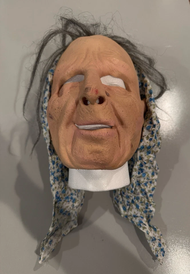Máscara de látex Zagone Studios Nana con pañuelo hecha en EE. UU. Vieja dama Halloween Foto 1 de 4
