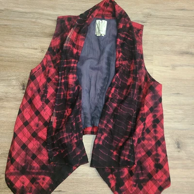 Chaleco Elevenses talla MP Roxanne rojo Buffalo Check Holiday Top drapeado alto-bajo Foto 1 de 4