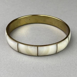 Brazalete brazalete vintage de latón con incrustaciones de carcasa blanca - Imagen 1 de 4
