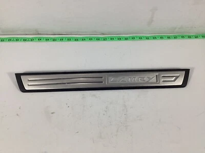 2015 - 2017 TOYOTA CAMRY PROTETOR DE SOLEIRA DE PORTA DIANTEIRA DIREITA PT922-03120-AB FABRICANTE DE EQUIPAMENTO ORIGINAL. - Imagem 1 de 4