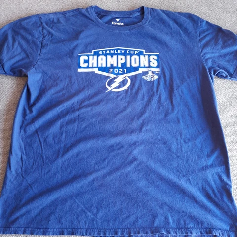 Tampa Bay Lightning 2021 Champions Shirt Men Size 2XL Stanley Cup Team Roster Cover