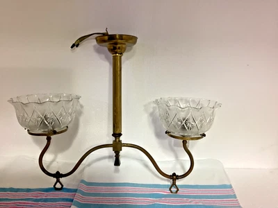 Старинный ~ латунный 2-рычажный газовый светильник, преобразованный в электрический с абажурами #4668 - Изображение 1 из 4