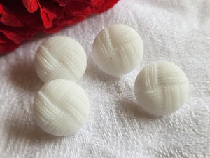 Lot 4 boutons anciens en verre blanc effet tissé 1,3 cm D15J - Picture 1 of 2