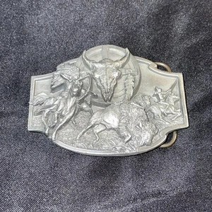 Vintage Gürtelschnalle Indianer Häuptling Büffel Jagd Totenkopf 3,25" lang Siskiyou - Bild 1 von 12