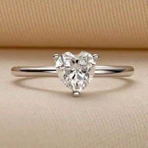 Anello di fidanzamento solitario diamante simulato taglio cuore 2 carati placcato oro bianco 14k - Foto 1 di 7