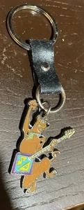 Neu & selten Scooby-do spielt Bassgitarre Schlüsselanhänger sehr selten - Bild 1 von 3