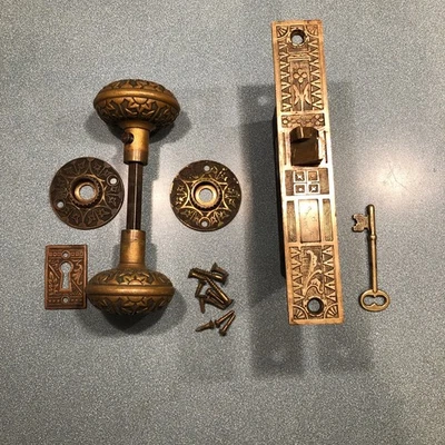 Sistema de puerta de mortaja interior de bronce de diseño ornamentado Sargent & Co. 1878 Foto 1 de 4