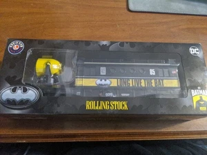 Lionel Batman 85th Anniversary Bat Signal Caboose Model Train Bat Signal Moves - Picture 1 of 2