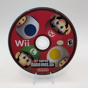 New Super Mario Bros. Wii (Nintendo Wii, 2009) - SOLO DISCO, TESTATO E FUNZIONANTE - Foto 1 di 2