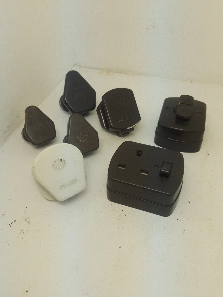 Bonito LOTE DE TRABAJO VINTAGE "MK" enchufes baquelita MK Foto 1 de 2