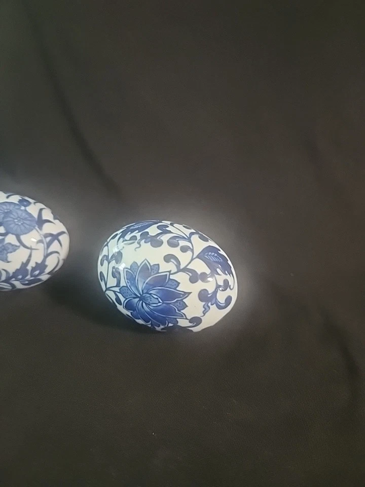 Vintage Cobalt Blue And White Floral Chinoiserie Porcelain Egg approximately3x4” - Изображение 1 из 4