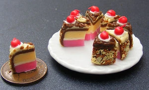 Pastel entero escala 1:12 8 rebanadas en una placa de cerámica Tumdee Dolls House - Imagen 1 de 1