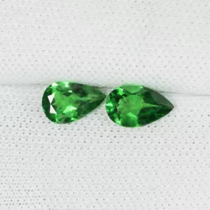 Bellissimo granato tsavorite naturale lucentezza ""verde mela"" 0,69 cts - coppia di pere...! - Foto 1 di 2