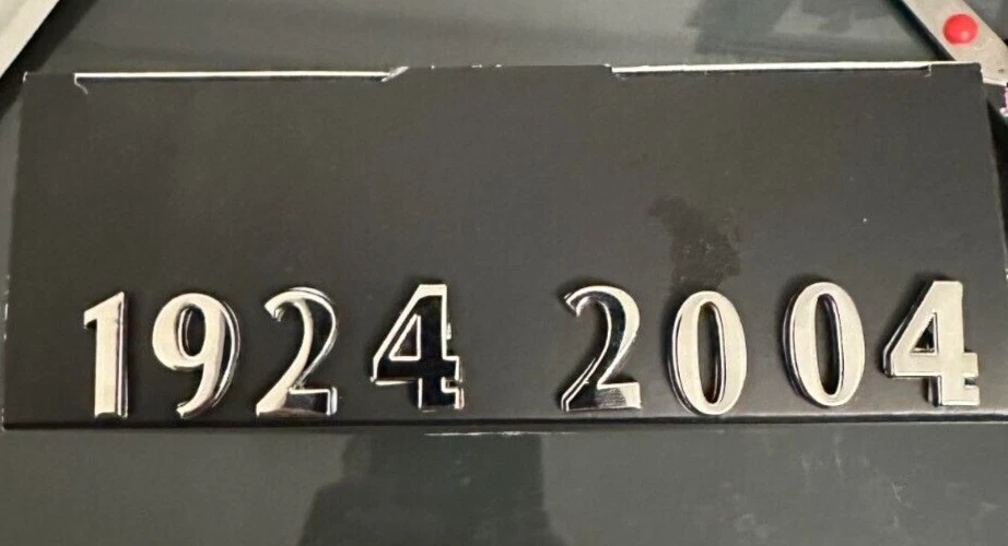 Insignia de aniversario MG TF 1924 a 2004 cromo esmalte números 18 mm con respaldo de 3 m Foto 1 de 1