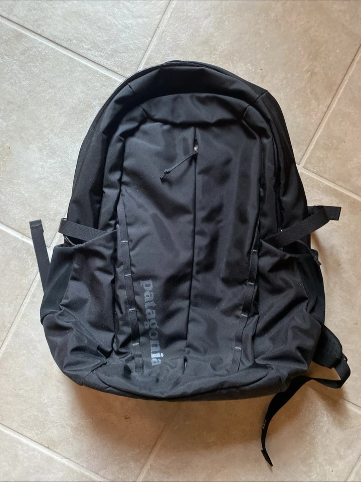 Patagonia 品牌黑色 Refugio 28 升日装电脑包背包远足 — 第 1/3 张图片