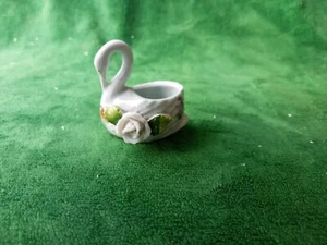 Vintage Figur Germany weiß mit Rosenschwan - Bild 1 von 3