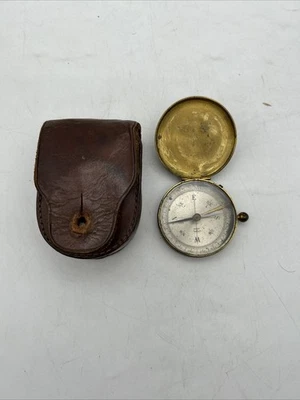 Brújula de bolsillo vintage de latón hecha en Francia con estuche de cuero Foto 1 de 4