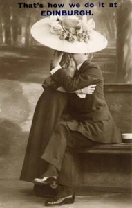 REAL PHOTO NOVELTY POSTCARD THAT'S HOW WE DO IT AT EDINBURGH MIDLOTHIAN SCOTLAND - Imagen 1 de 2