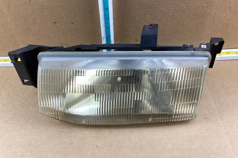 Conjunto de farol dianteiro esquerdo do lado do motorista Ford Escort 1991-1996 fabricante de equipamento original - Imagem 1 de 4
