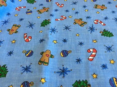 TRENA'S -PAN DE JENGIBRE, BASTONES DE CARAMELO, ÁRBOLES Y COPOS DE NIEVE ARROJADOS SOBRE AZUL- POR YARDA Foto 1 de 4