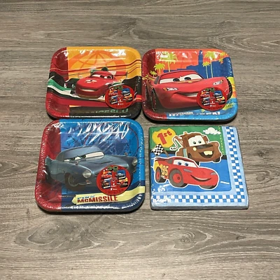 NUEVO Disney Pixar Cars 2 platos y servilletas de fiesta 24 platos 16 servilletas 7 X 7 cuadrados Foto 1 de 4