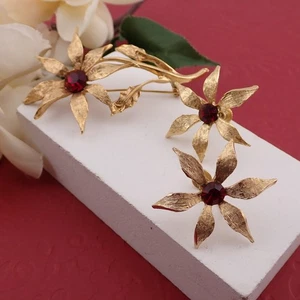 VTG Dodd's Red Rhinestone Brushed Gold Tone Daisy Flower Pin Screw Back Earrings - Picture 1 of 6