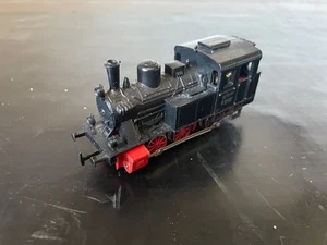 Märklin Spur H0: Tender-Dampflok BR 3029 Dampf-Lok läuft Modellbahn überholt - Bild 1 von 6