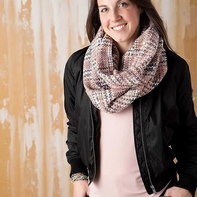 Cachecol feminino rosa tecido fios tamanho único acrílico moda infinito - Imagem 1 de 4