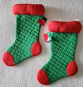 Set 2 calze natalizie trapuntate verde rosso puffy top dita dei piedi e tacco nuove con etichetta - Foto 1 di 11