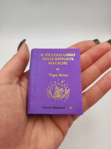 MINIATURA Il piccolo libro delle risposte Magiche di Vega Roze da collezione - Picture 1 of 4