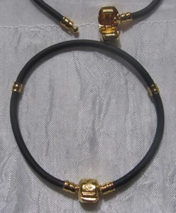 1 BRACELET SERPENT EN RESINE NOIR A SEGMENT METAL DORE CLIP LOVE 20cm *W31 - Picture 1 of 1