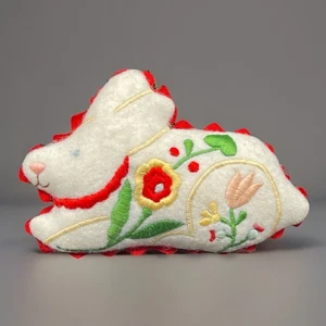 Adorno floral bordado de fieltro nepalí hecho a mano de un conejo blanco # - Imagen 1 de 10