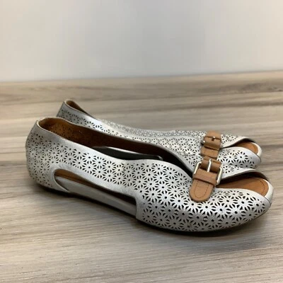 GENTLE SOULS SIZE 7.5M SILVER LEATHER BLESS WORLD SANDALS PEEP TOE LASER CUT OUT - Image 1 of 4
