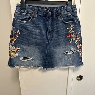 Minifalda vaquera bordada, desgastada, talla 28 de Abercrombie & Fitch, usada en excelente estado. Foto 1 de 4