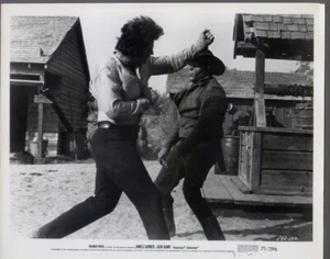 Foto de colección 1971 James Garner escena de lucha en Skin Game western - Imagen 1 de 1