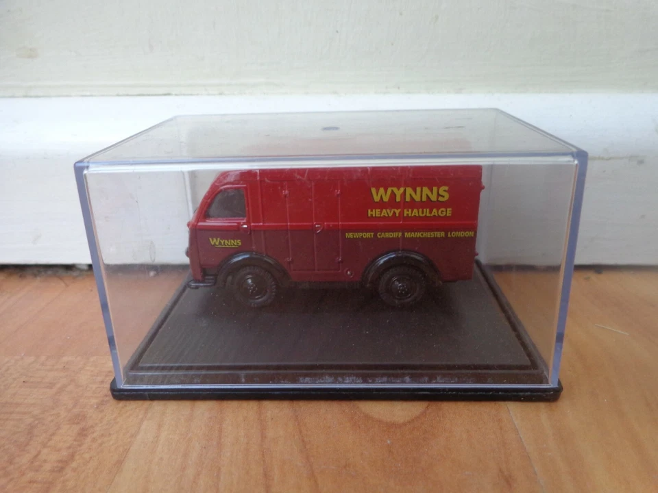 Oxford Diecast 1/76 Scala 00 - Austin 3 Modo Furgone' Wynns Pesante Haulage' - Immagine 1 di 1