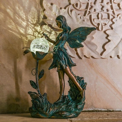 Escultura de jardín grande de bronce de hadas de jardín con luces solares para exteriores Foto 1 de 4